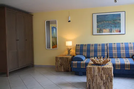 Der Schrank ist groß, da passt jede Menge Krimskrams rein... 