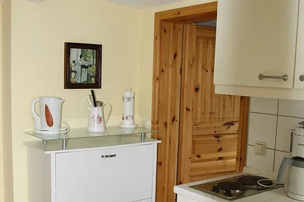 Kleine Küchenzeile mit 2-Platten Ceranfeld, Kühlschrank, Toaster, Kaffeemaschine, Wasserkocher ....