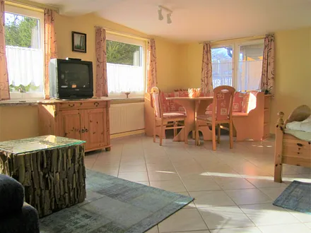 Gemütlicher, kombinierter Wohn- /Schlafraum mit Blick ins Grüne