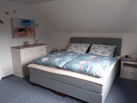 Schlafzimmer mit Boxspringbett