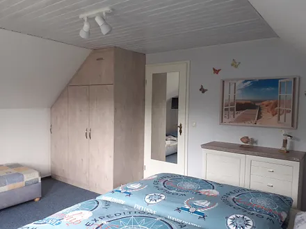 Schlafzimmer mit 24-Zoll Fernseher