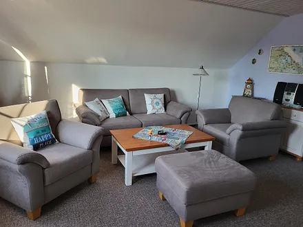 Wohnzimmer mit Kabel TV und 40-Zoll Fernseher