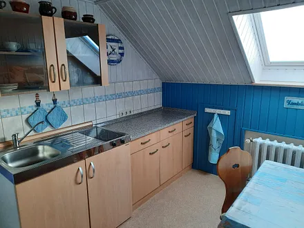 Küche mit Toaster, Kaffeemaschine und Wasserkocher