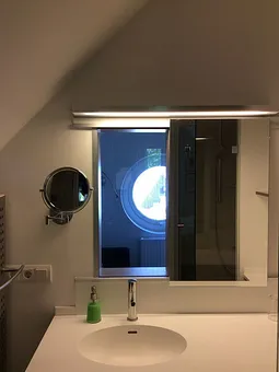 Beim Zähneputzen auf das Meer schauen, dank verschiebbarem Spiegel im Bad