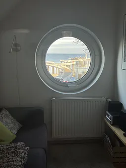 überall sehen Sie auf die Seebrücke- offene See