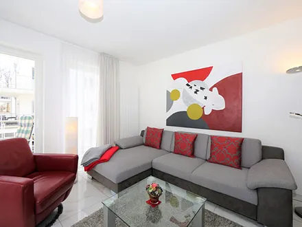 Wohnbereich mit Zugang zum Balkon