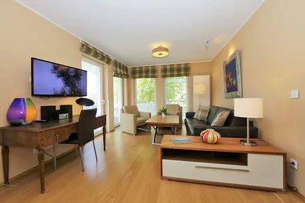 moderner Wohnbereich mit Zugang zum Balkon