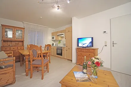 Esstisch mit vollausgestatteter Küchenzeile