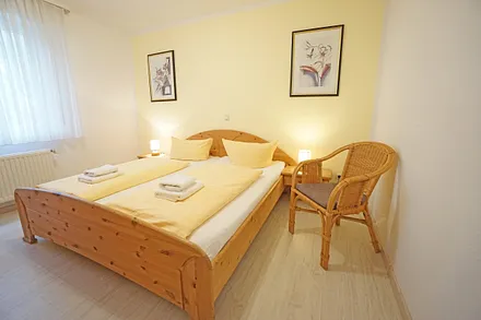 Schlafzimmer mit Doppelbett