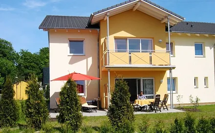 Hauseingang mit Parkplatzbereich 