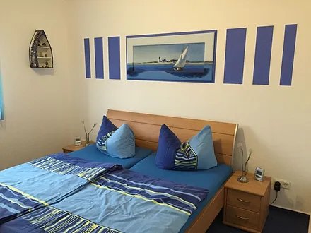 12 qm großes Schlafzimmer mit 1,80 m x 2,00 m großem Doppelbett und TV und DVD-Spieler 