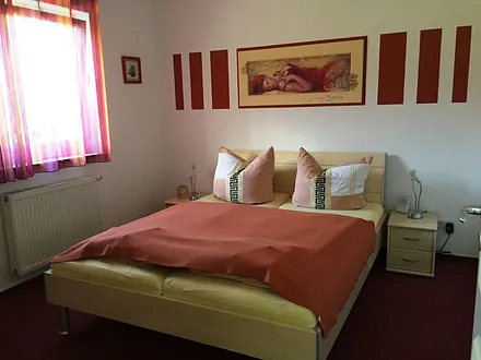 11 qm großes Schlafzimmer mit 1,60 m x 2,00 m großen Doppelbett 