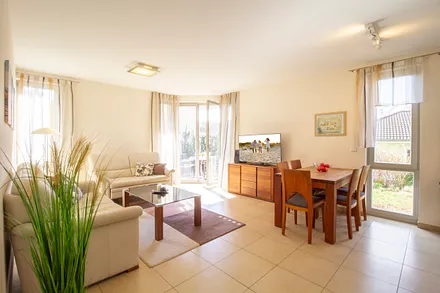 gemütlicher Wohnbereich mit Zugang zur sonnigen Terrasse