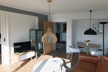 Wohnzimmer mit Flat-TV, Essplatz