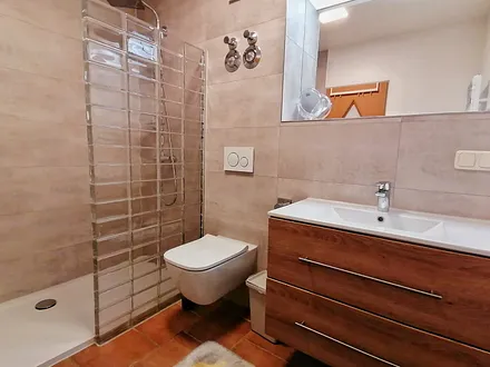 Bad mit bodengleicher Dusche/WC