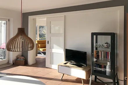 Wohnzimmer mit Balkon & Blick auf den Schloonsee