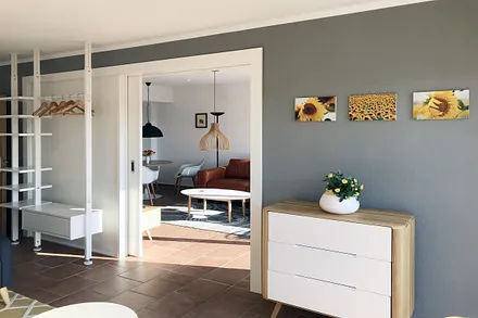 Schlafzimmer I mit Blick ins Wohnzimmer