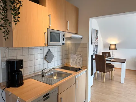 VOLLAUSGESTATTETE KÜCHENZEILE