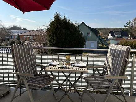 KAFFEEKRÄNZCHEN UNTERM SONNENSCHIRM