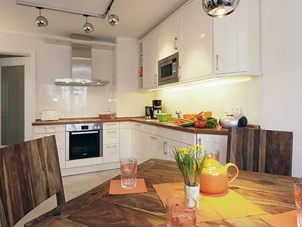 moderne integrierte Küchenzeile mit Eßplatz