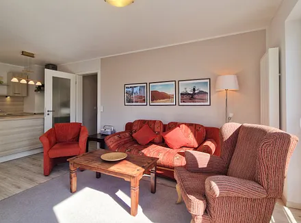 Wohnbereich mit Zugang zum Balkon, Couch mit Schlaffunktion für 1 Person