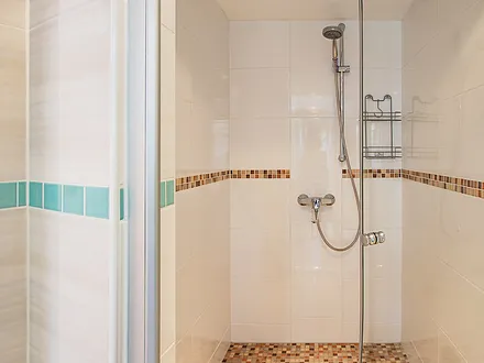 Badezimmer mit Blick in die Dusche.