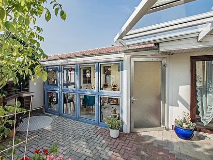 Ferienwohnung mit Blick in den Wintergarten.