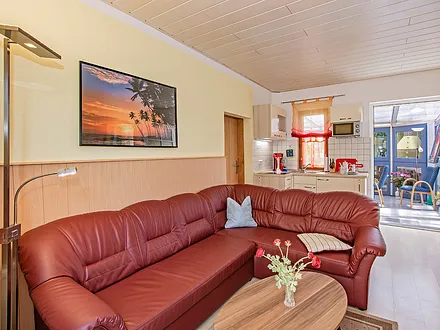 Wohnbereich mit Blick in die Küche.