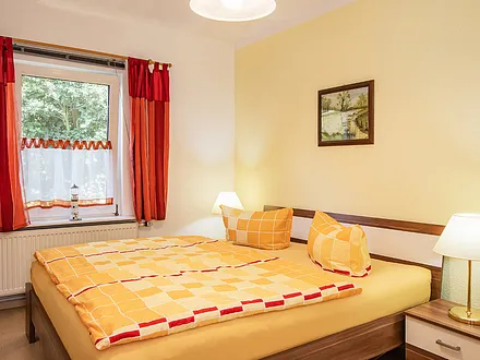 Schlafzimmer mit Doppelbett.