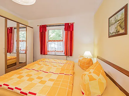 Schlafzimmer mit Blick auf den Schrank.