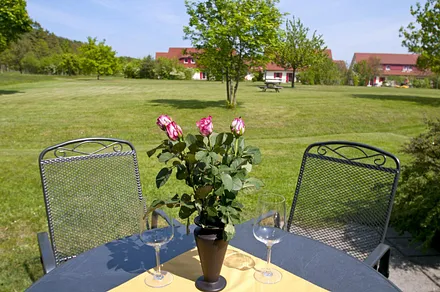 Die Terrasse mit einer großen Wiese davor