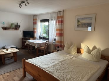 Wohnzimmer mit Doppelbett