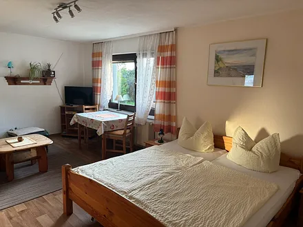 Wohnzimmer mit Doppelbett