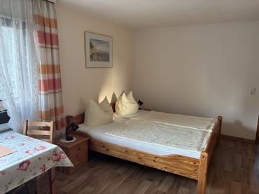 Doppelbett im Wohnraum