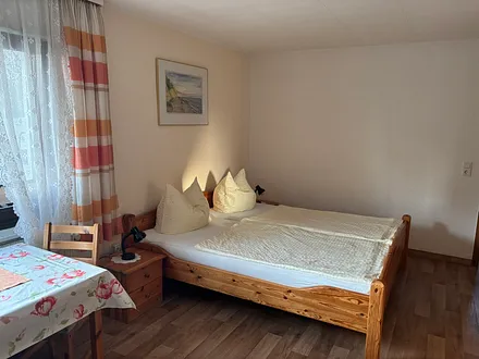 Doppelbett im Wohnraum