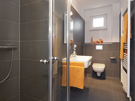 modernes Bad mit Dusche und Fenster