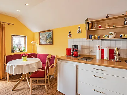 Küche mit Essbereich.