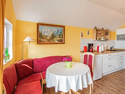 Essbereich mit Blick in die Küche.