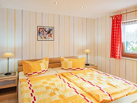 Schlafbereich mit Doppelbett.