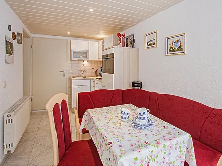 Essbereich mit Blick in die Küche.