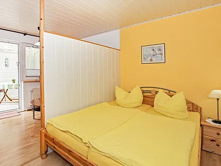 Schlafbereich mit Doppelbett.