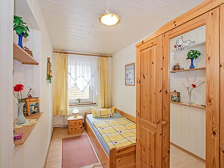 Kleines Schlafzimmer mit Doppelbett.