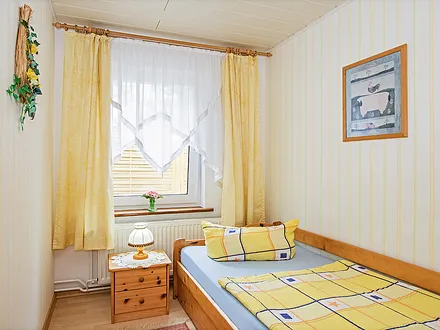 Schlafzimmer mit Einzelbett.
