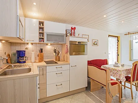 Küche mit Blick auf den Essbereich.