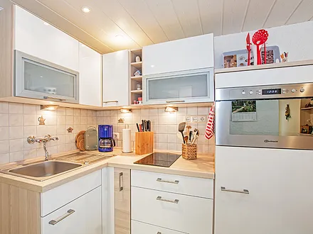 Küche mit Herd und Kaffeemaschine.