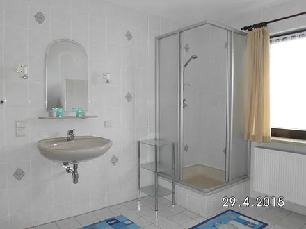 großes Bad mit Dusche und Badewanne