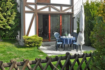 Terrasse mit Gartenmöbeln und Grill