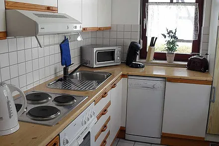 separate Küche mit Geschirrspülmaschine ...