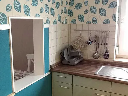 Küche mit Durchreiche zum Wohn-/Essbereich