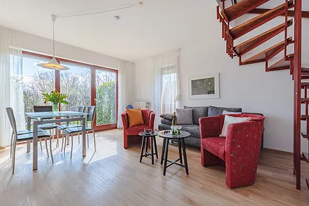 Sitzgruppe mit Esstisch im Hintergrund